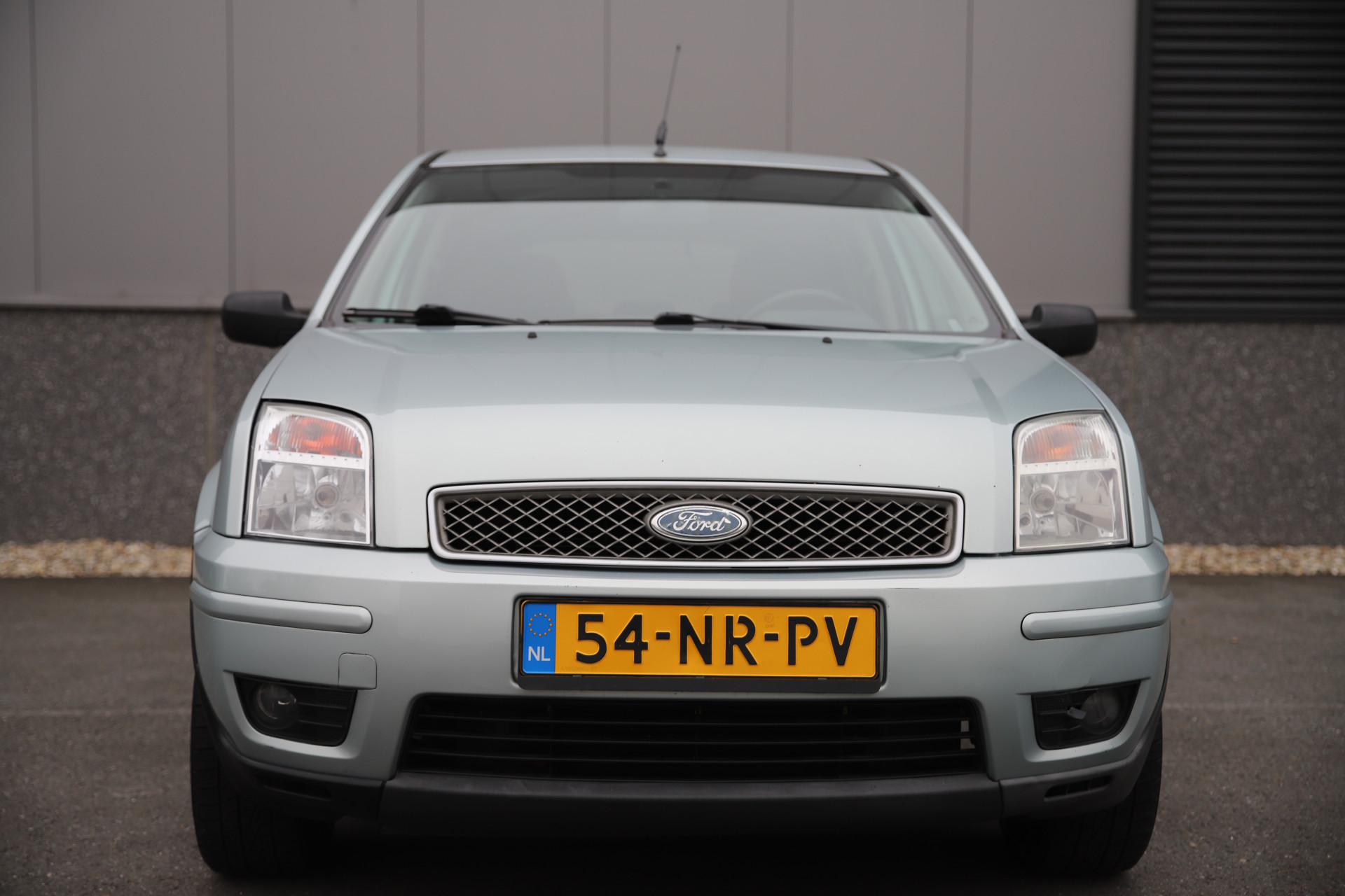 41894328-2.jpg