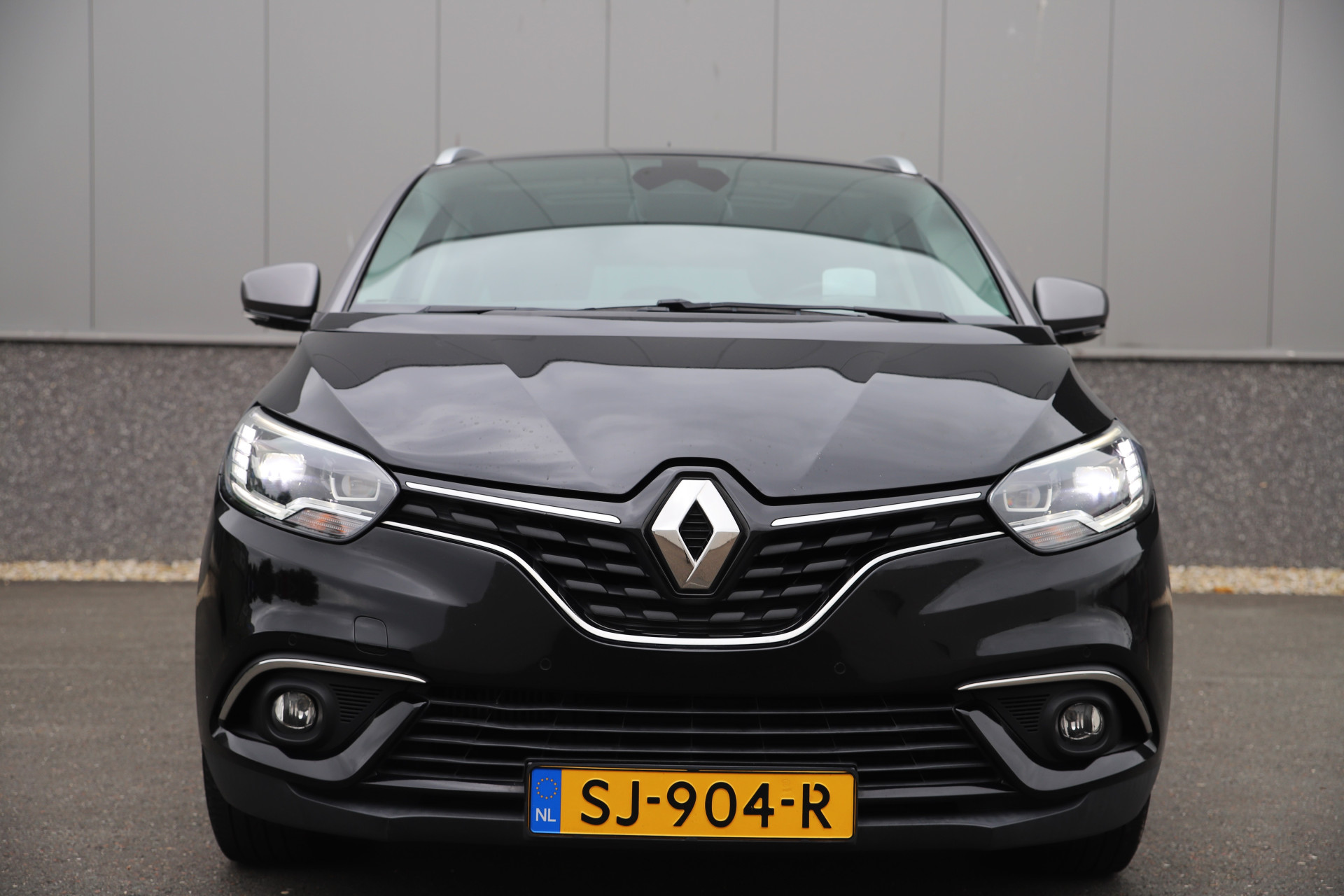 45915120-2.jpg