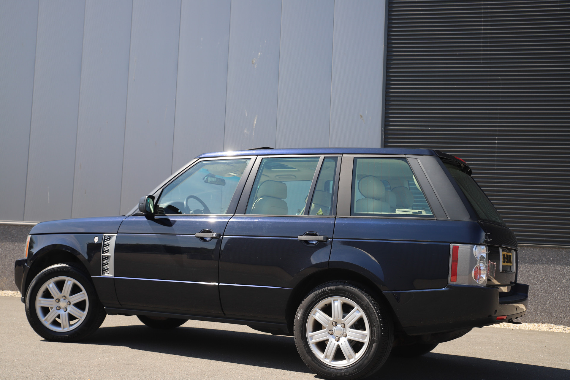 46154364-2.jpg