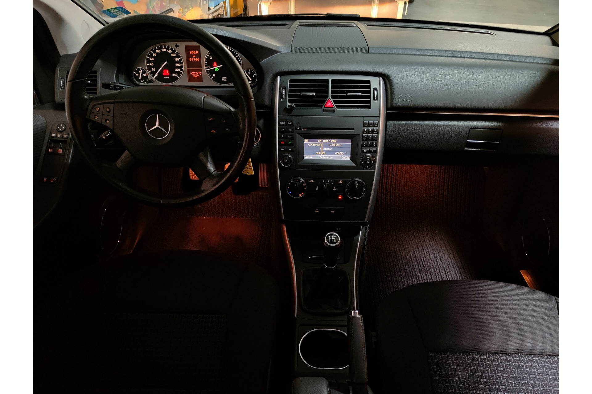 46478218-15.jpg
