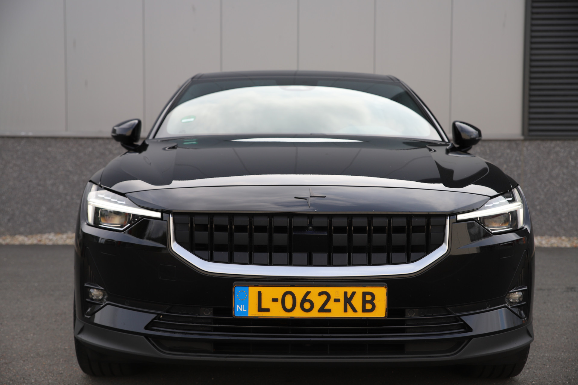 47388743-2.jpg