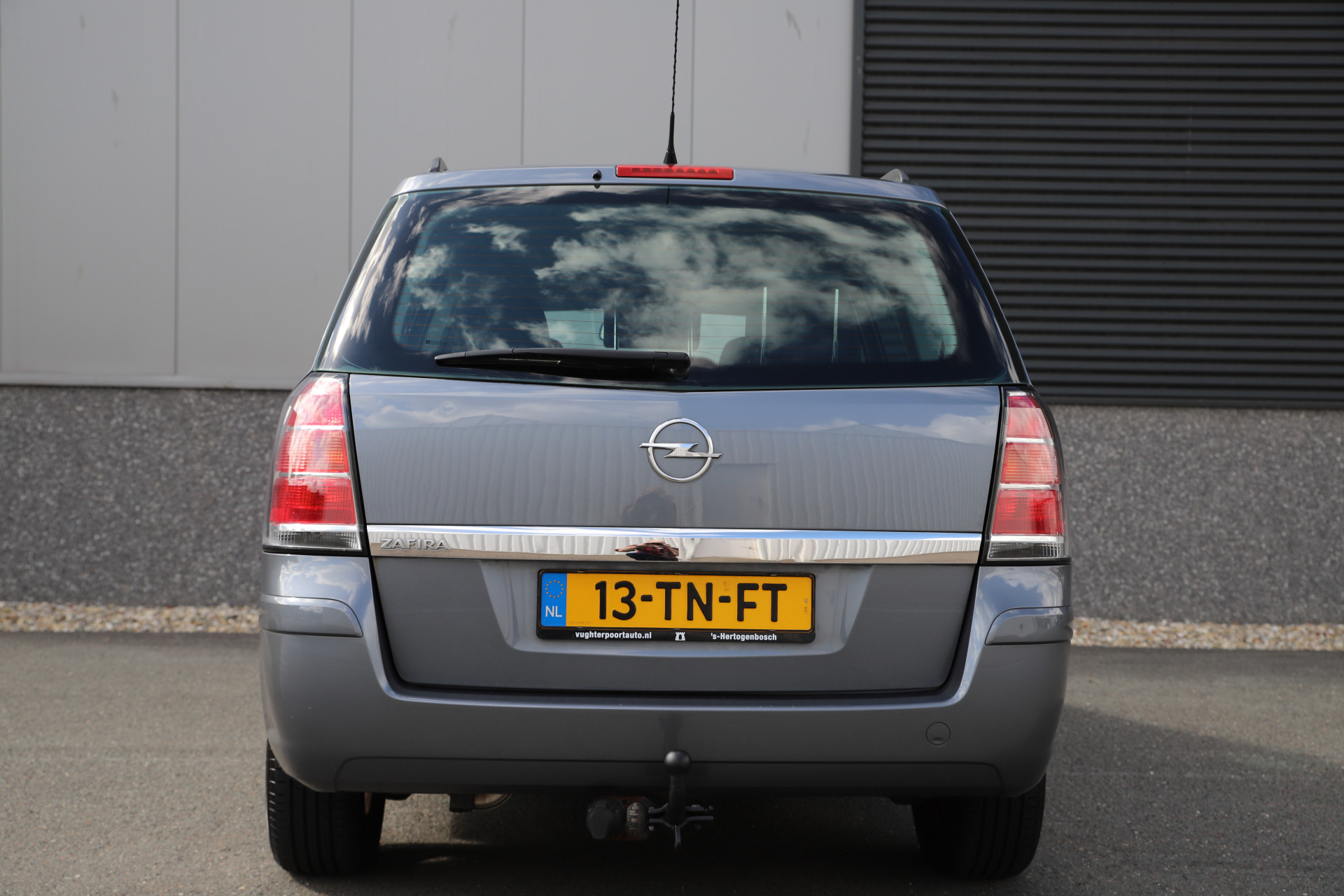 47562238-6.jpg