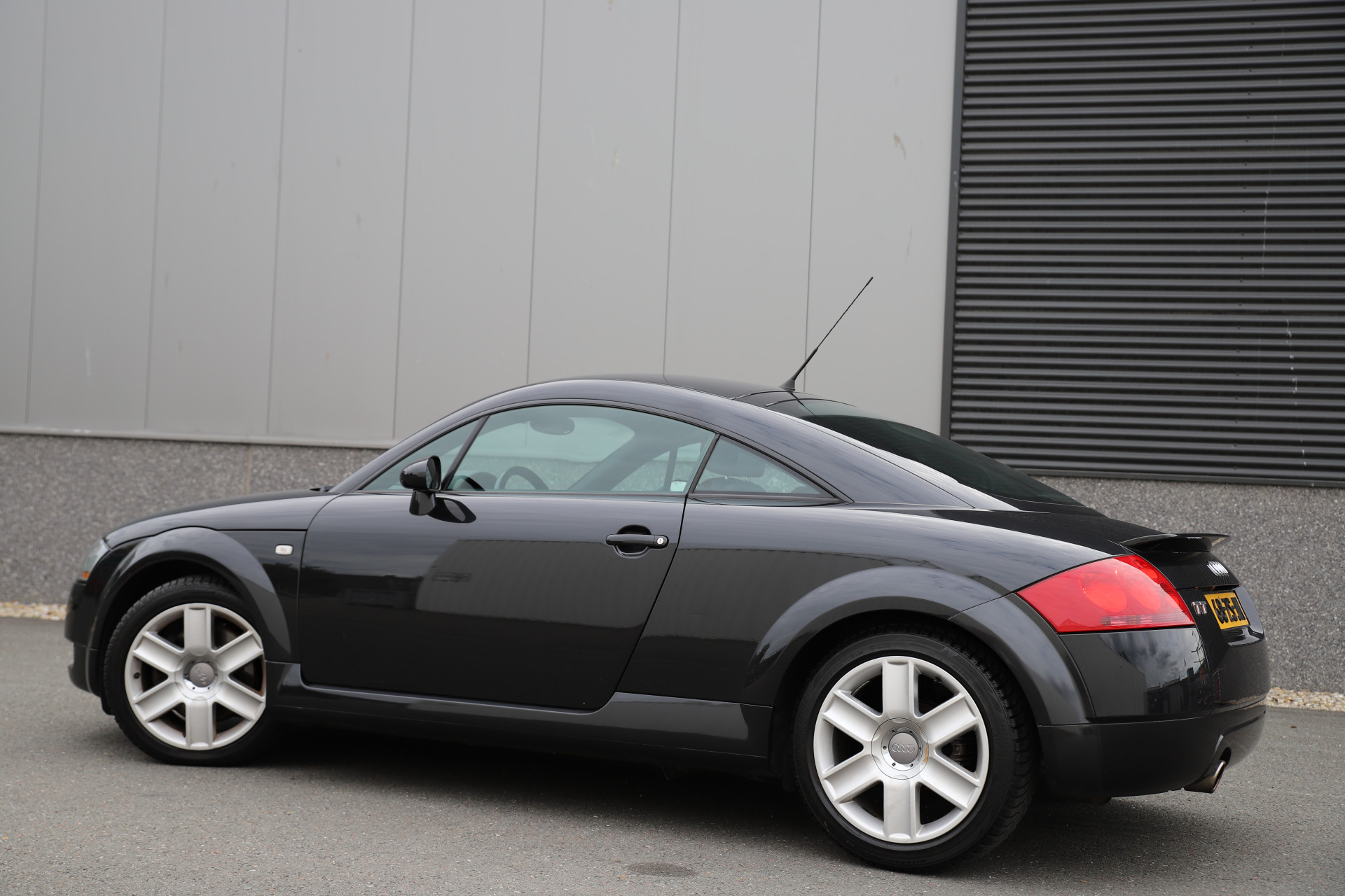 47593290-16.jpg