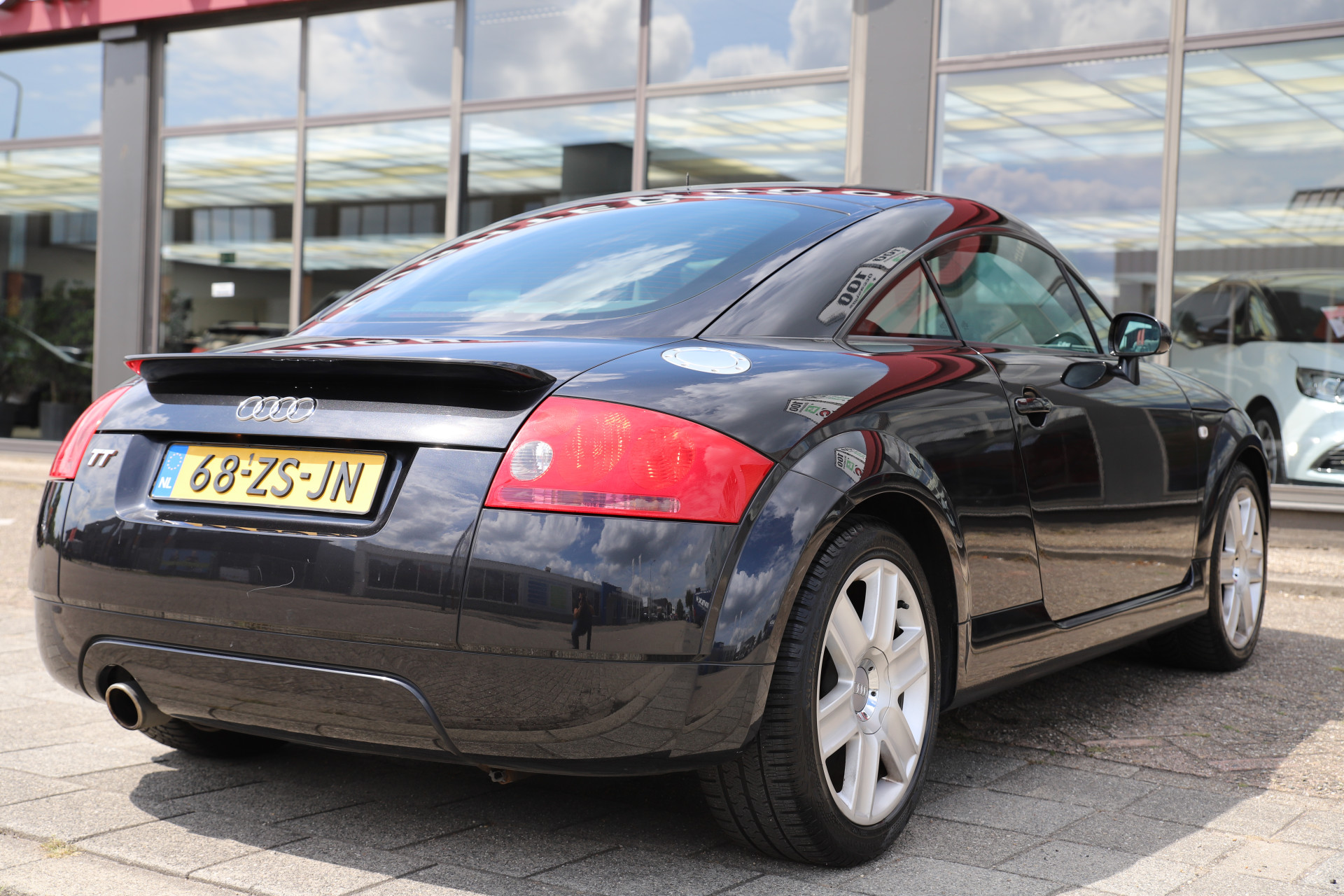 47593290-32.jpg