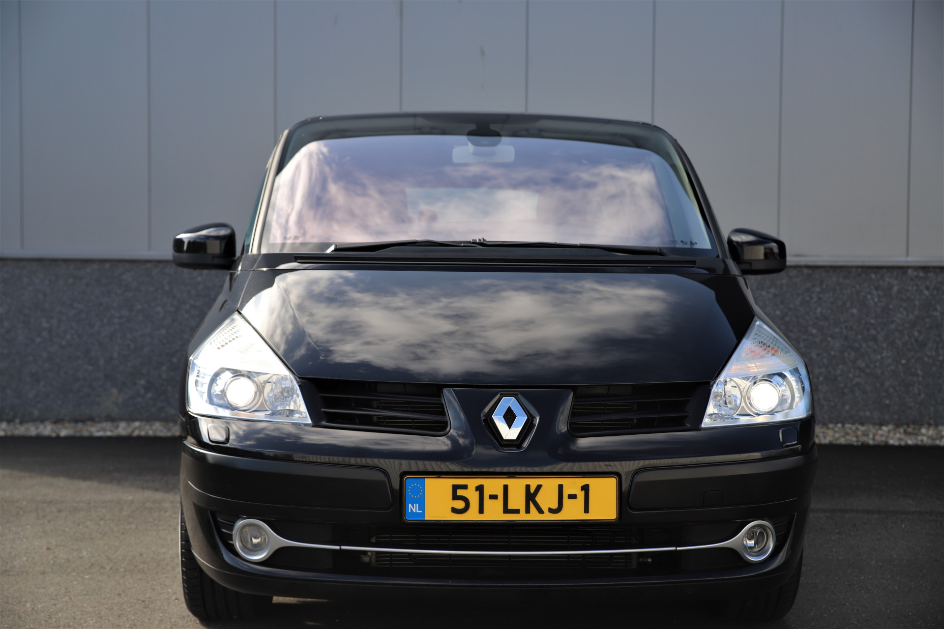 48074402-2.jpg