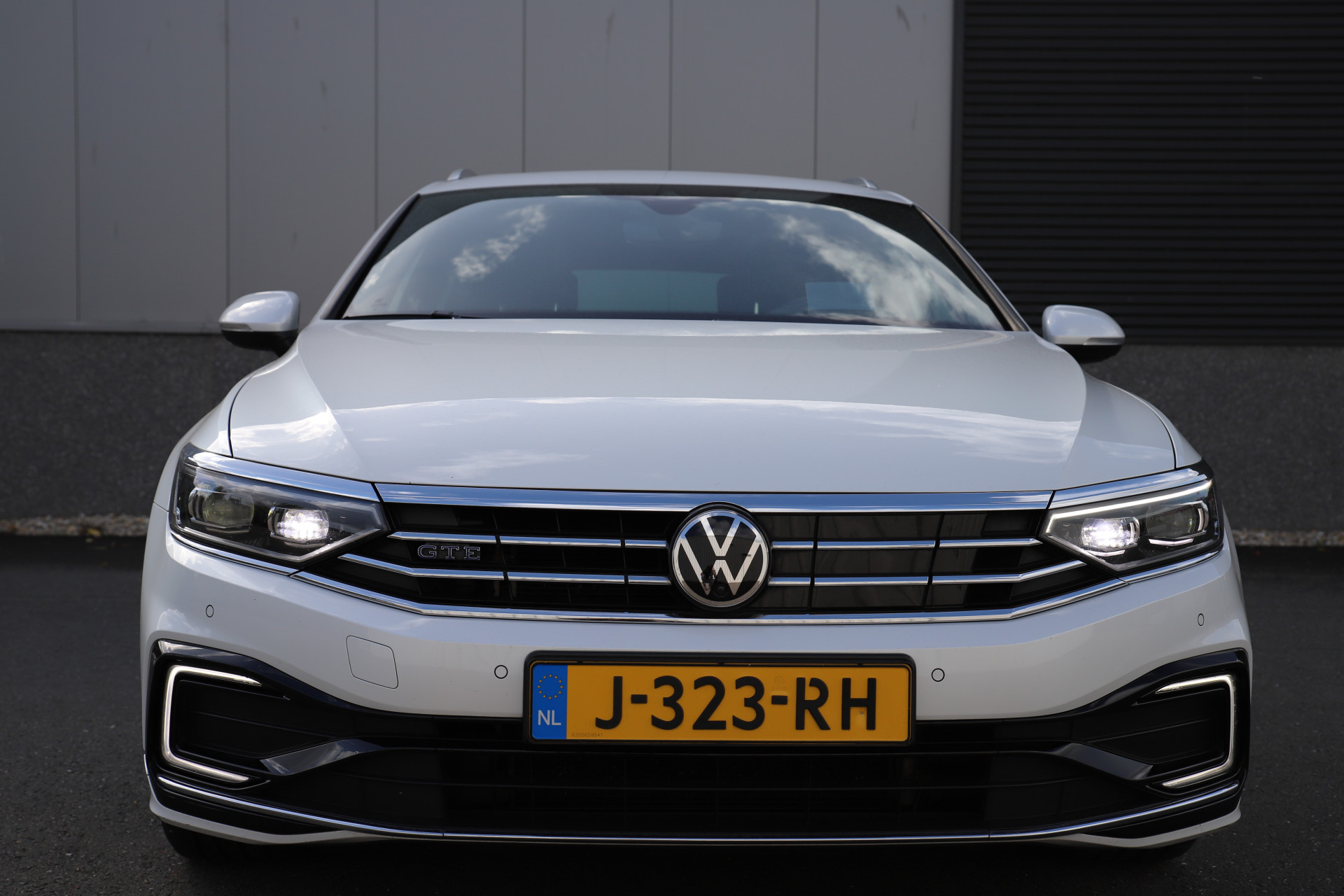 48109666-2.jpg