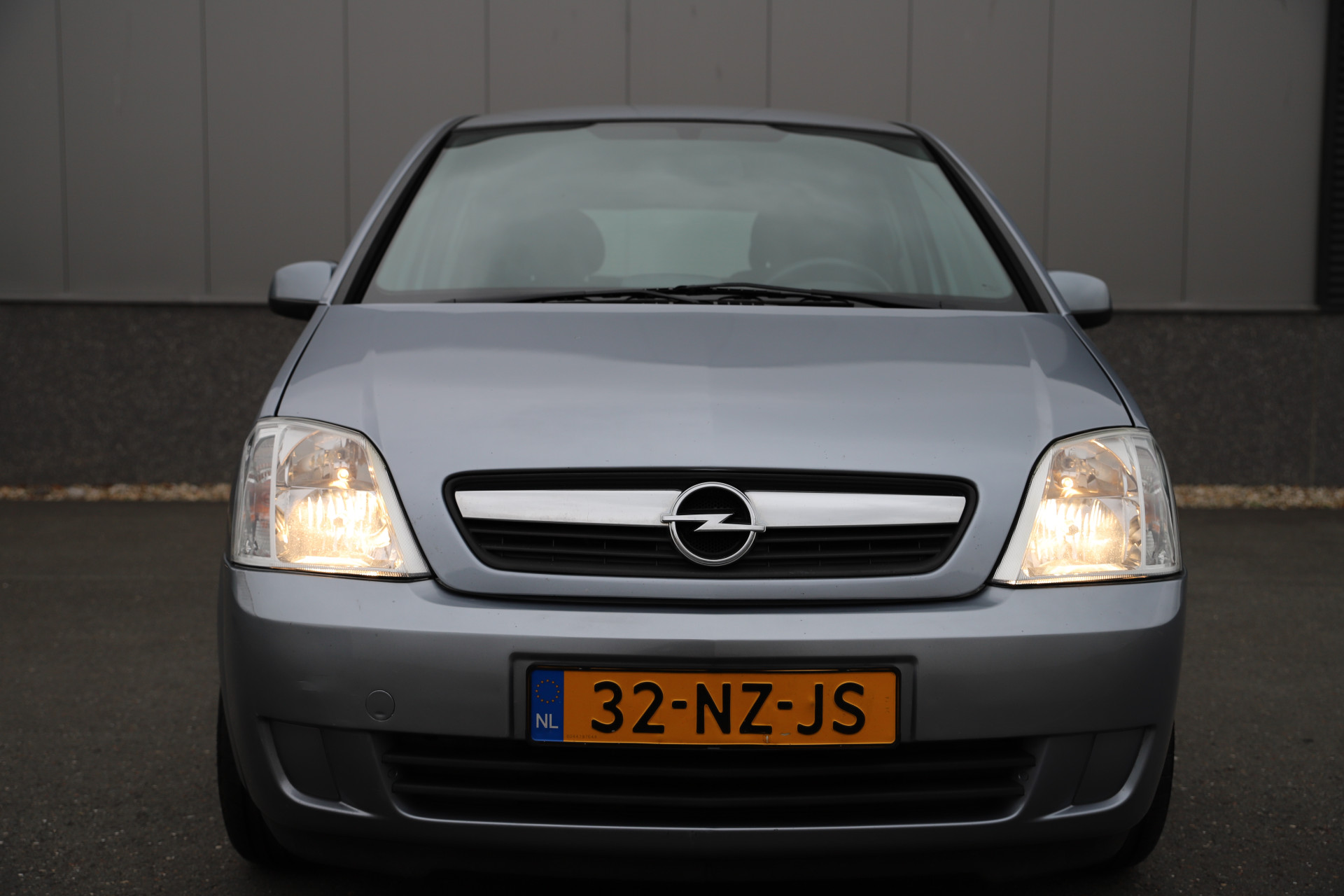 48413148-2.jpg